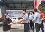 Lapas Narkotika Kelas IIA Pematangsiantar Bagi Takjil ke Masyarakat
