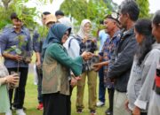 Wali Kota bersama United States Agency for International Development (USAID) Indonesia Urban Resilient Water Sanitation and Hygiene  penanaman pohon di Waduk Perumda Tirta Uli