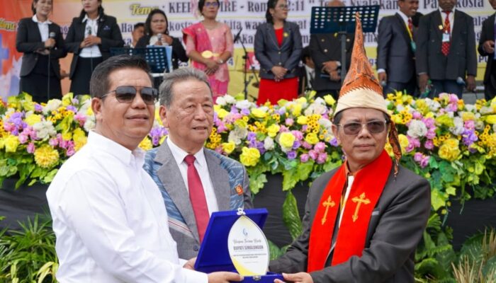 Hadiri Perayaan Akbar Pentakosta, Bupati Simalungun Ajak Jemaat GPdI Bergandengan Tangan Membangun Simalungun