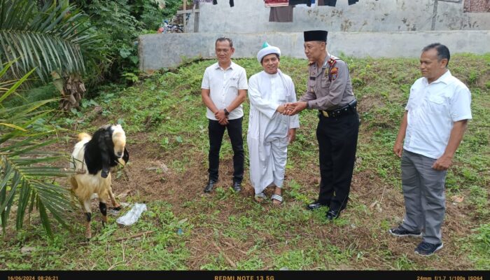Kapolsek Tanah Jawa Berikan Sembako dan Kambing Kurban di Persulukan Tuan Guru Batak
