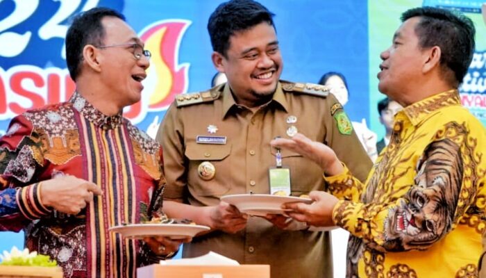 Bupati Simalungun Terima Penghargaan Sebagai Tokoh Penggerak Koperasi Tingkat Sumut
