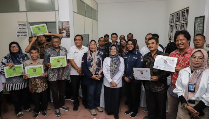 Wali Kota menyerahkan Kartu dan Sertifikat Uji Kompetensi Wartawan (UKW) di Kantor Persatuan Wartawan Indonesia (PWI) Kota Pematangsiantar