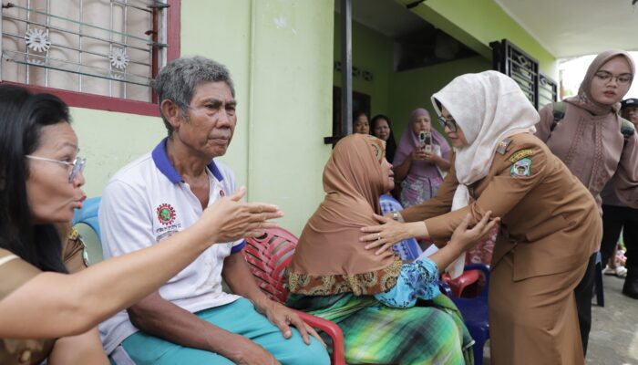 Wali Kota Kunjungi Korban rumahnya terbakar, sekaligus Serahkan Bantuan 