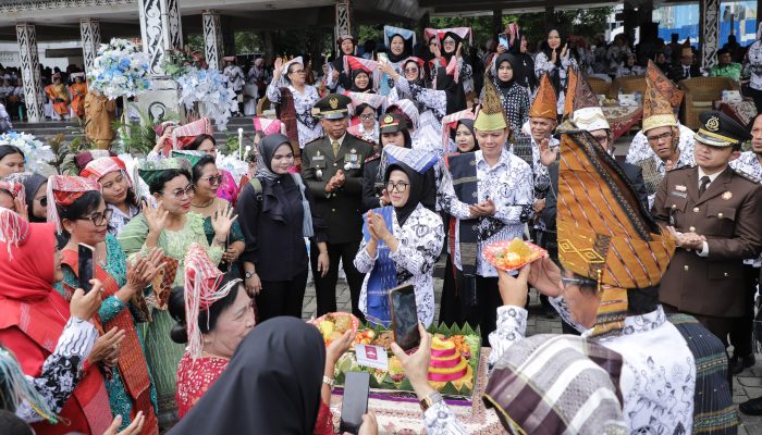 Wali Kota Pematangsiantar dr Susanti Dewayani SpA merayakan Hari Guru Nasional Tahun 2024