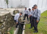 Tim Kamtib Lapas Narkotika Kelas IIA Pematangsiantar  Cek Saluran Pembuangan Air