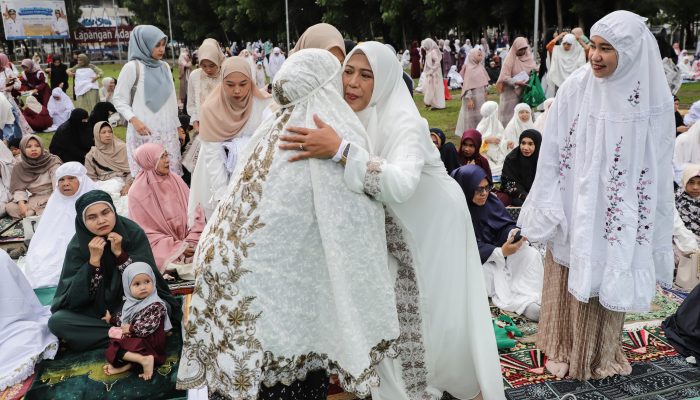Wakil Wali Kota Pematangsiantar Herlina Bersama Ribuan Umat Islam Mengikuti Sholat Hari Raya Idul Fitri 1446 H 