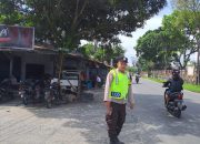 Antisipasi Lonjakan Arus Mudik,  Bhabinkamtibmas Polsek Bosar Maligas Amankan Arus Lalu Lintas di Simpang Sinaksak 