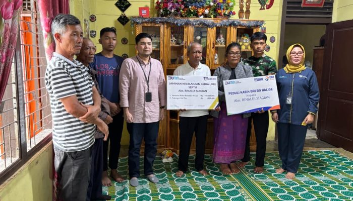 BRI Balige Bersama Asabri Cabang Medan Memberi Santunan ke Alm TNI Rinaldi Siagian 