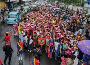 Wali Kota Pematangsiantar Wesly Silalahi  Melepas Peserta karnaval 
