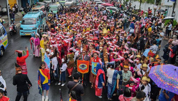 Wali Kota Pematangsiantar Wesly Silalahi  Melepas Peserta karnaval 