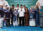 Wali Kota Pematangsiantar Wesly Silalahi  didampingi Ketua TP PKK Ny Liswati Wesly Silalahi  Menepung-tawari Jamaah Calon Haji dan Hajjah Kota Pematangsiantar Tahun 1446 H/2025 