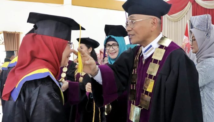 Bupati Simalungun Anton  Achmad Saragih Acara  Wisuda Bagi Peserta Sekolah Lansia Tangguh 