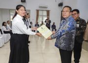 Wali Kota Pematangsiantar Wesly Silalahi Serahkan Surat Keputusan Pengangkatan Calon Pegawai Negeri Sipil di lingkungan Pemko Pematangsiantar