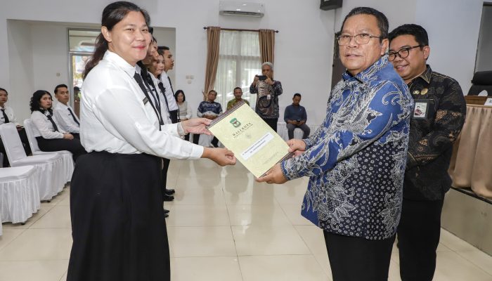 Wali Kota Pematangsiantar Wesly Silalahi  Serahkan Surat Keputusan  Pengangkatan Calon Pegawai Negeri Sipil di lingkungan Pemko Pematangsiantar 