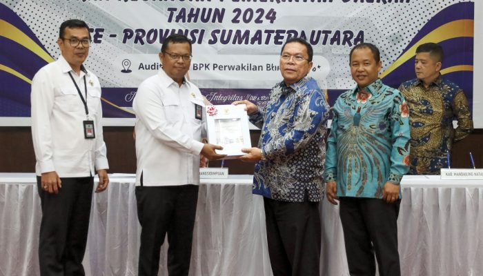 Wali Kota Pematangsiantar Wesly Silalahi Bersama Ketua DPRD Timbul Marganda Lingga  Tenerima Laporan Hasil Pemeriksaan 