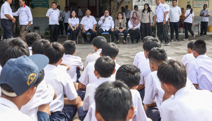 Wali Kota Pematangsiantar Pantau Langsung Tes Urine Pelajar dan Guru di SMP Negeri 8