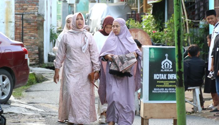 Wakil Wali Kota Pematangsiantar Herlina Laksanakan Sholat Idul Adha Bersama Warga di Masjid Al Ikhlas