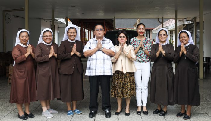 Wali Kota Pematangsiantar Wesly Silalahi didampingi Ketua TP PKK Ny Liswati Wesly Silalahi saat menerima Panitia Jubileum 100 Tahun KSFL 