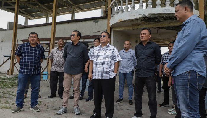 Wali Kota Pematangsiantar Wesly Silalahi  Bersama Anggota Dewan Perwakilan Daerah Republik Indonesia (DPD RI) Pdt Penrad Siagian STh MSi Meninjau Langsung Stadion Sang Naualuh