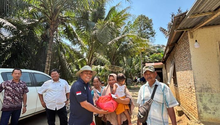 PTPN IV Regional II Kebun Air Batu Serahkan 33 Paket Sembako di Desa Sidomulyo