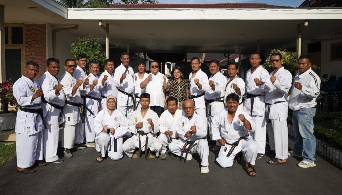 Wali Kota Pematangsiantar Wesly Silalahi Melepas  Puluhan Pelatih Dojo  Perguruan Karate do Tako Indonesia Pematangsiantar di Parapat 