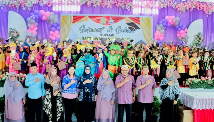 Pelepasan Santri, Ketua TP PKK  Ny Darmawati Anton Achmad Saragih Berpesan Kepada Anak-anak Agar Terus Belajar