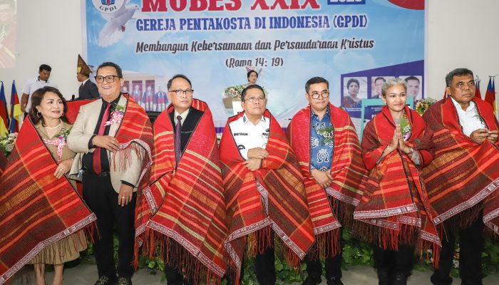 Wali Kota Pematangsiantar Wesly Silalahi  Membuka   Mubes XXIX GPDI Tahun 2025