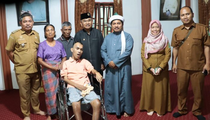 Sentuhan Kemanusiaan di Hatonduhan: Bupati Simalungun Serahkan Kursi Roda untuk Jayaman Rajagukguk