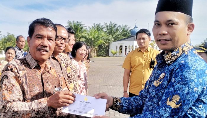30 ASN Purna Bhakti Terima Tali Asih dari Pemkab Simalungun, Wabup Benny: “Terima Kasih atas Pengabdian Berintegritas dan Penuh Keteladanan”
