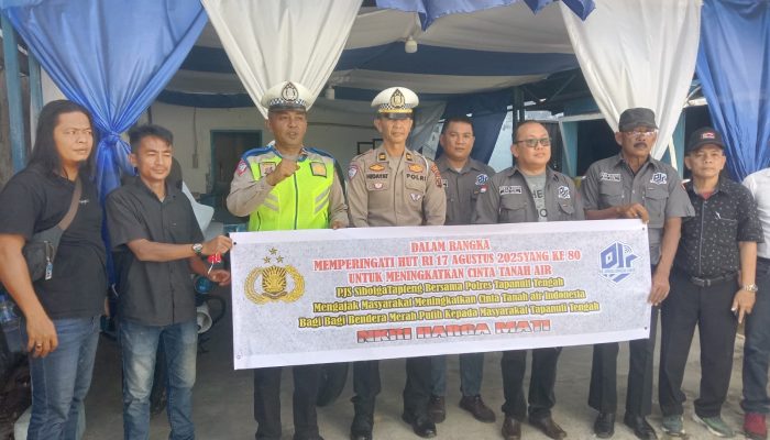 Semarak HUT ke-80 RI, PJS Sibolga–Tapteng Bersama Polres Tapteng Bagikan 100 Bendera Merah Putih