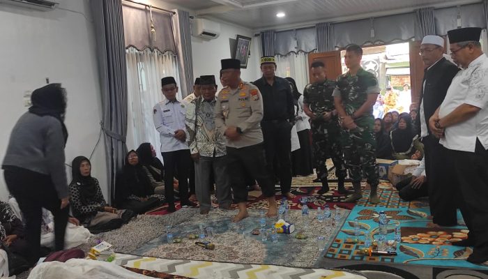 Polsek Tanah Jawa Kawal Ketat Takziah Mertua Ketua DPRD Simalungun