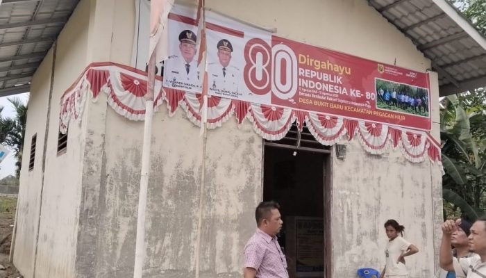 Bendera Merah Putih Kusam Berkibar Saat HUT RI ke-80, Kantor Desa Bukit Dapat Sorotan