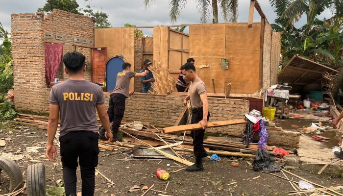 Puluhan Rumah Rusak Akibat  Puting Beliung, Sat Samapta Polres Simalungun Tangani  Rumah Warga Terdampak Bencana 