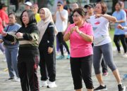 Ketua TP PKK Pematangsiantar Ny. Liswati Wesly Silalahi Ikuti Senam Bersama ASN dan Masyarakat di Lapangan Adam Malik