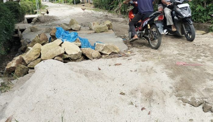 Proyek Dana Desa di Kecamatan Tanah Jawa Diduga Mangkrak, Plat Duiker Tak Kunjung Selesai