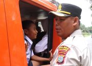 Kapolres Simalungun Hentikan Angkot Angkut Siswa di Atap