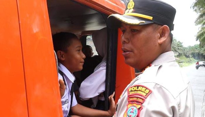 Kapolres Simalungun Hentikan Angkot Angkut Siswa di Atap