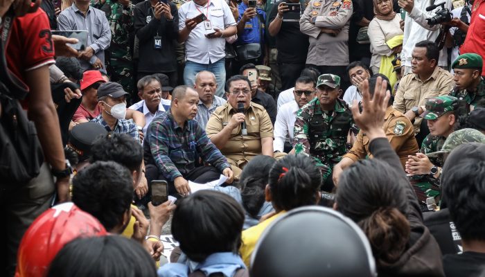Wali Kota Pematangsiantar Wesly Silalahi Duduk Bersama Massa, Tandatangani Kesepakatan di Depan Gedung DPRD