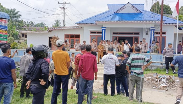 Masyarakat Tangga Batu Desak Hentikan HGU PT KASS, Polsek Tanah Jawa Kawal Aksi