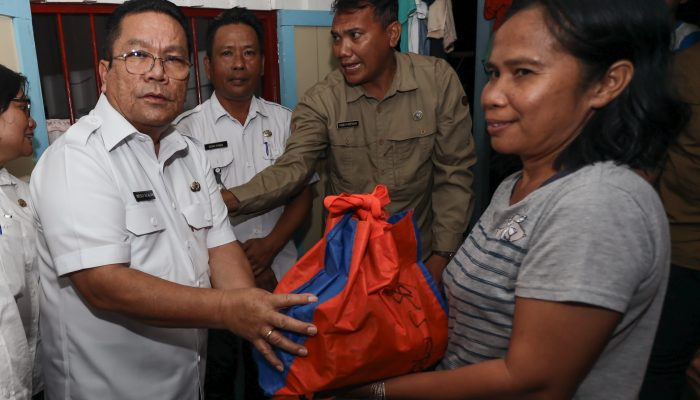 Wali Kota Pematangsiantar Serahkan Bantuan kepada Korban Puting Beliung