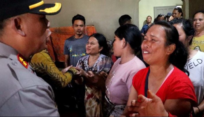 Ibu-Ibu Lamtoras Menangis Haru, Kapolres Simalungun Sampaikan Pesan Kemanusiaan di Sihaporas