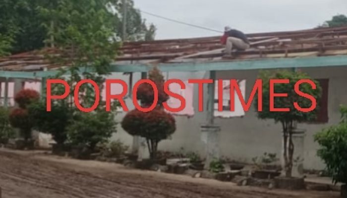 Pekerja Proyek SD Raja Hombang Abaikan K3, Atap Seng Dibawa Rekanan