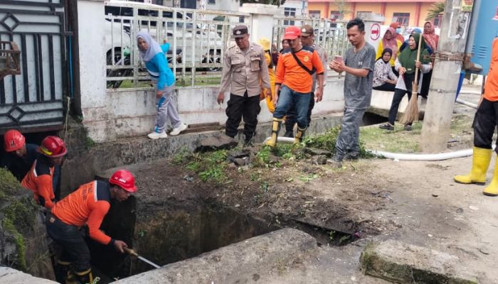 Polsek Serbalawan Pimpin Gotong Royong Bersihkan Parit