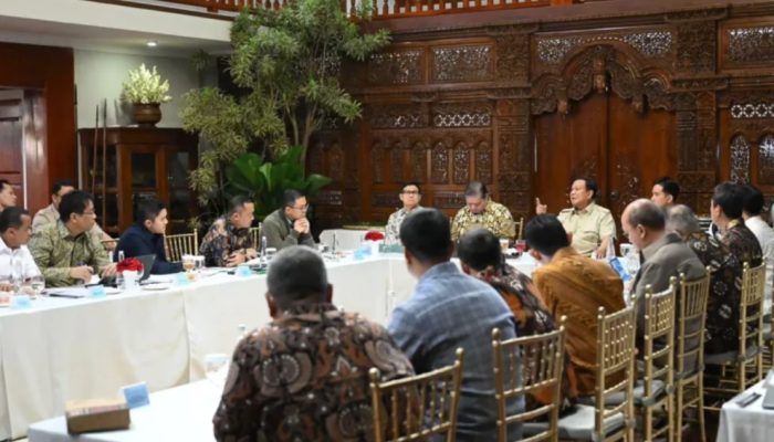 Wapres Dampingi Presiden Prabowo Bahas Kebijakan Ekonomi dan Stabilitas Keuangan Nasional