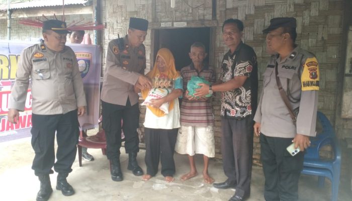 Jumat Berkah, Polsek Tanah Jawa Bantu Warga Kurang Mampu