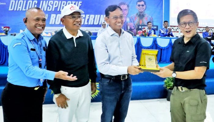 Bersama Rocky Gerung, Bupati Simalungun Ajak Taruna SMA Plus Efarina Bersemangat dan Berprestasi