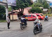 Baru Sembuh, Bhabinkamtibmas Polsek Dopar Tetap Atur Lalu Lintas di Tengah Hujan