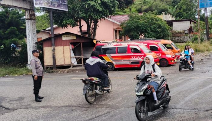 Baru Sembuh, Bhabinkamtibmas Polsek Dopar Tetap Atur Lalu Lintas di Tengah Hujan