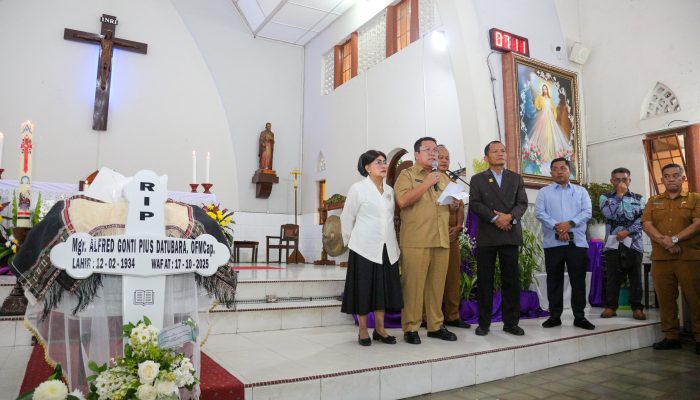 Wali Kota Wesly Silalahi Melayat Uskup Emeritus Mgr Alfred Gonti Pius Datubara