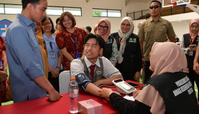 Wapres Gibran Tinjau Program Cek Kesehatan Gratis di SMAK Penabur 
